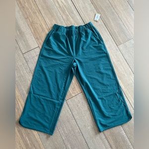 Title nine slaycation cropped pants 2.0 - deep teal size small NWT. Travel pant!